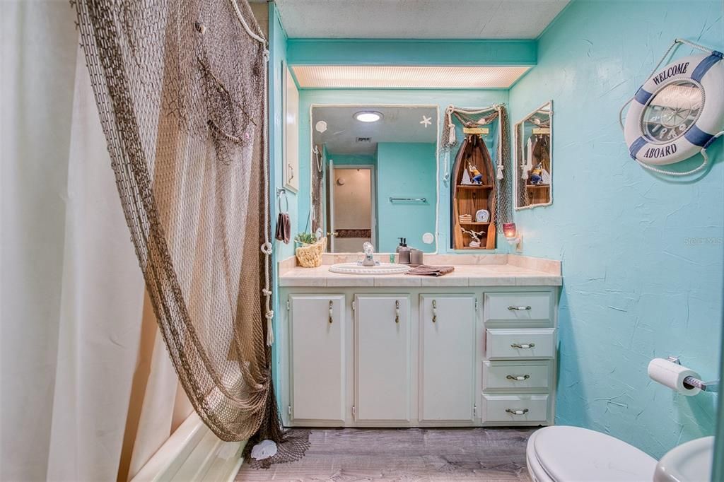 合同活跃: $179,900 (2 贝兹, 2 浴室, 1274 平方英尺)