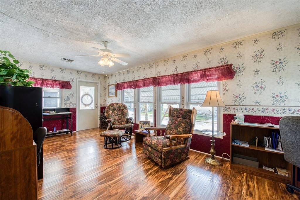 合同活跃: $179,900 (2 贝兹, 2 浴室, 1274 平方英尺)