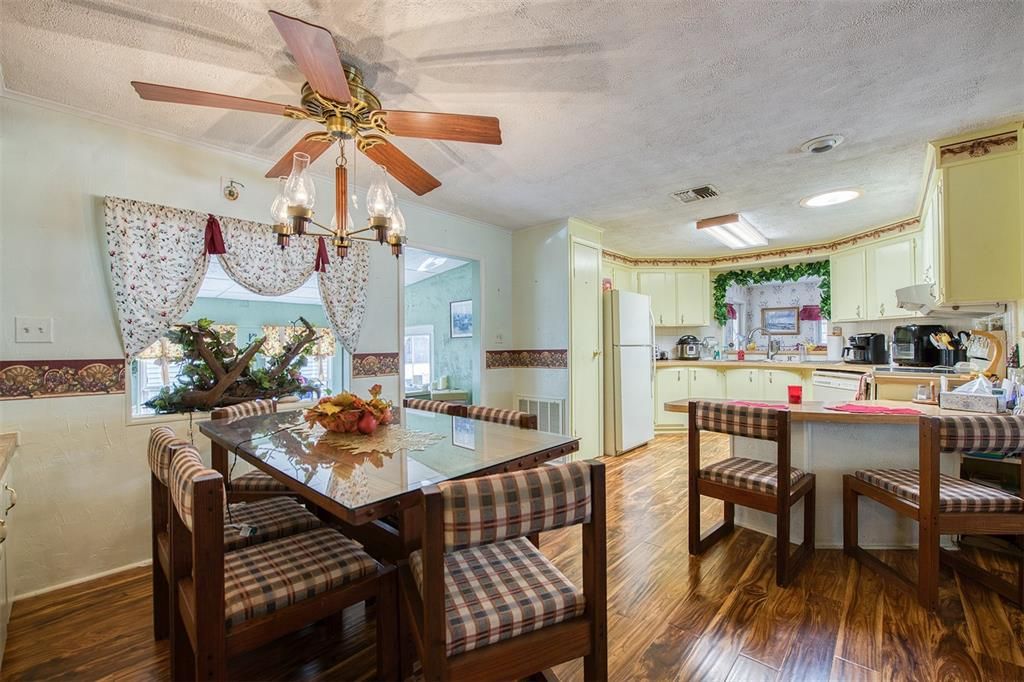 合同活跃: $179,900 (2 贝兹, 2 浴室, 1274 平方英尺)