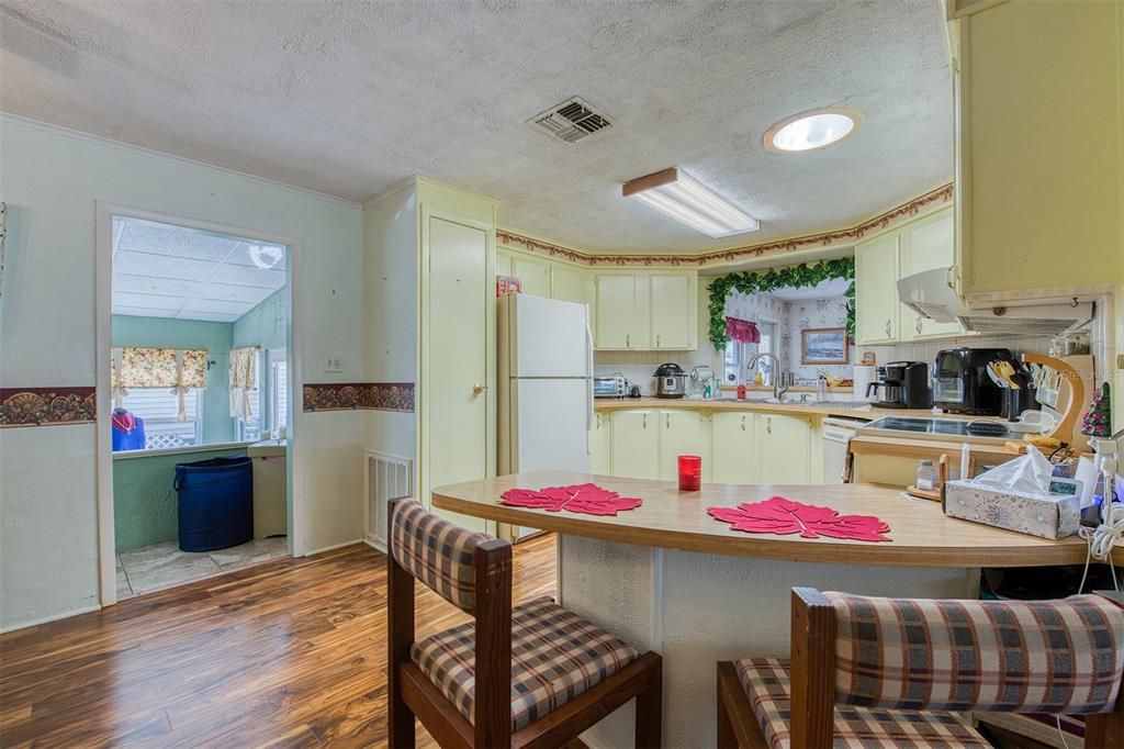 合同活跃: $179,900 (2 贝兹, 2 浴室, 1274 平方英尺)