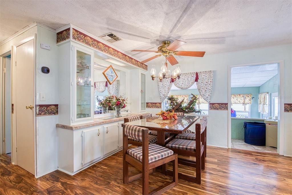 合同活跃: $179,900 (2 贝兹, 2 浴室, 1274 平方英尺)