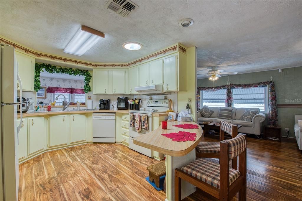 合同活跃: $179,900 (2 贝兹, 2 浴室, 1274 平方英尺)