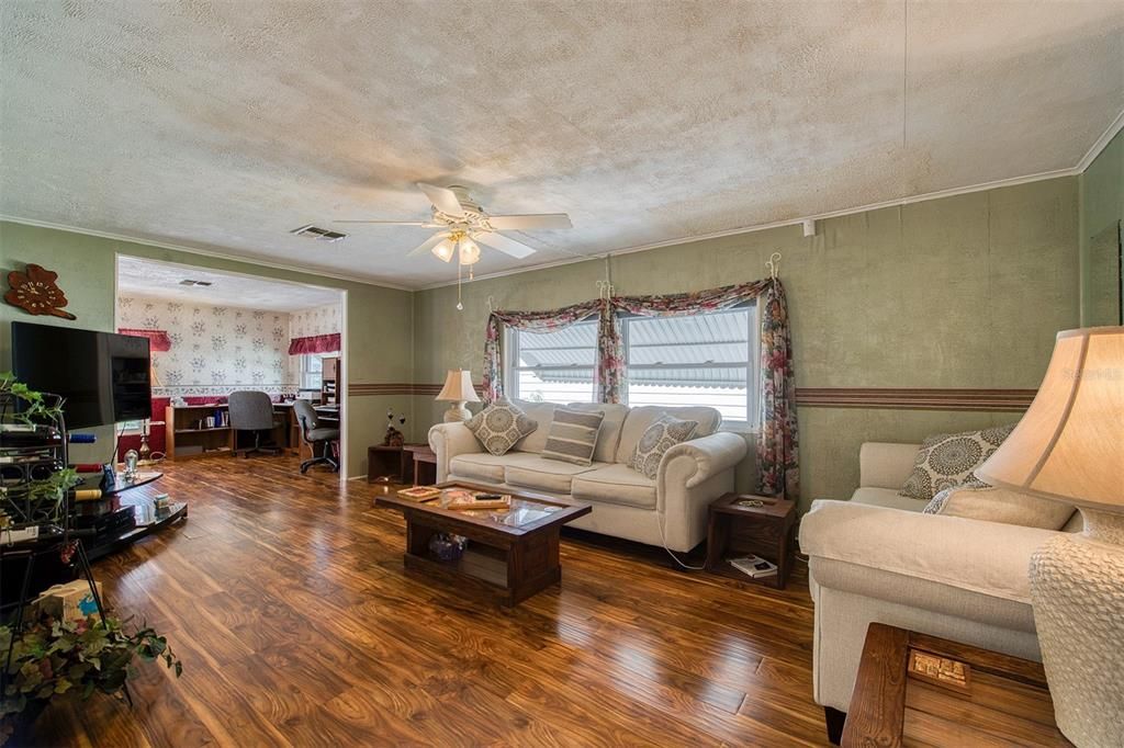 合同活跃: $179,900 (2 贝兹, 2 浴室, 1274 平方英尺)