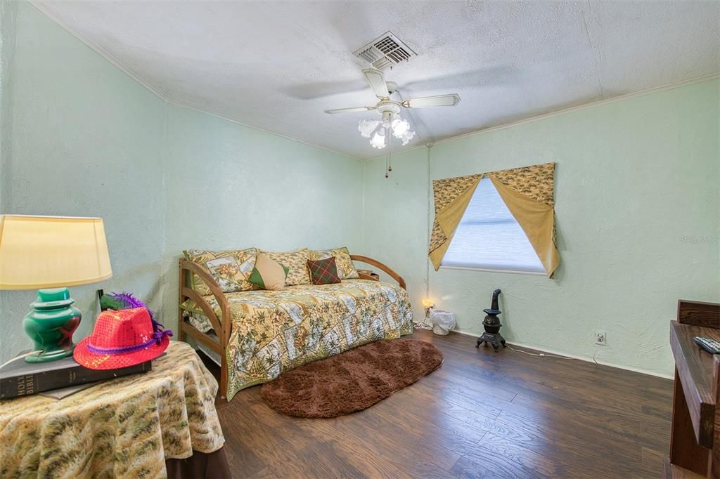 合同活跃: $179,900 (2 贝兹, 2 浴室, 1274 平方英尺)