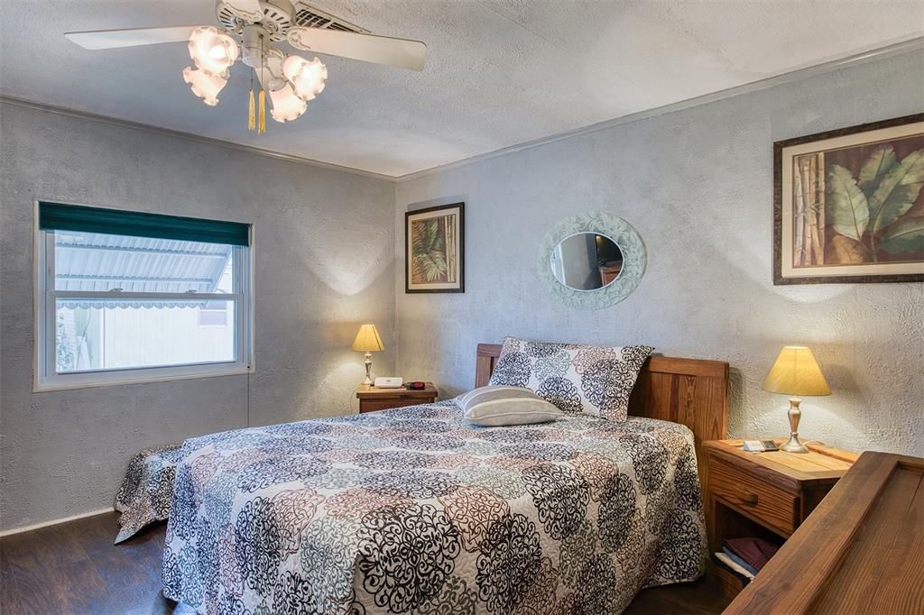 合同活跃: $179,900 (2 贝兹, 2 浴室, 1274 平方英尺)