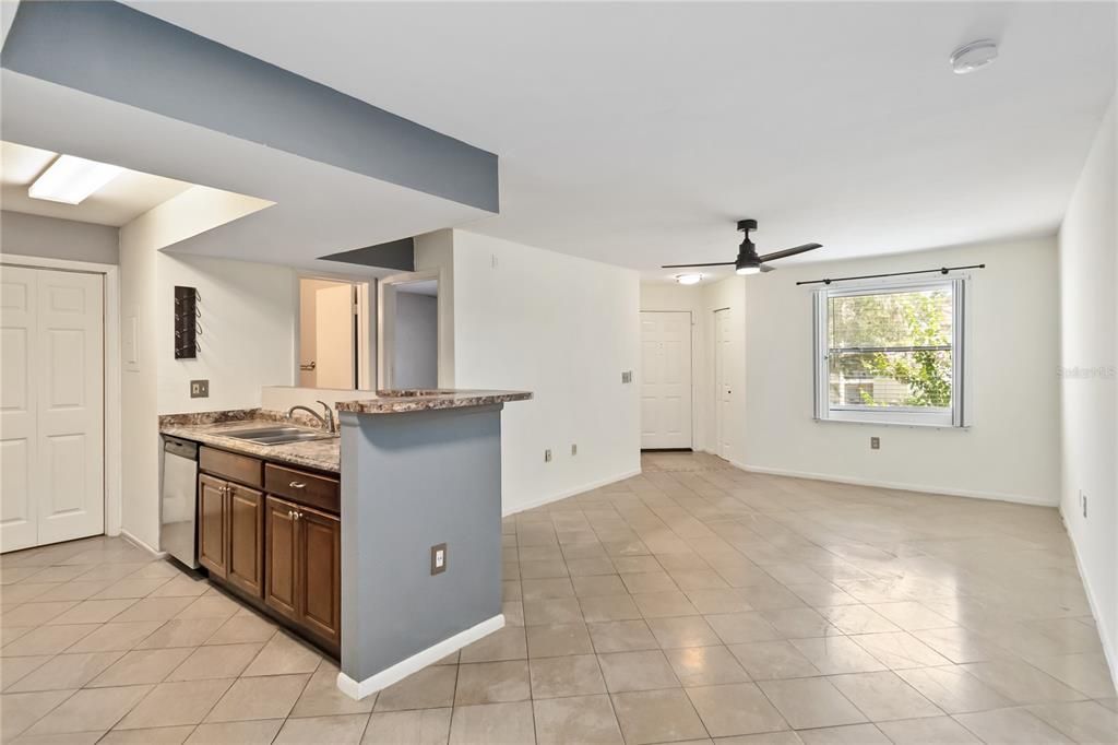 На продажу: $225,000 (2 спален, 2 ванн, 937 Квадратных фут)