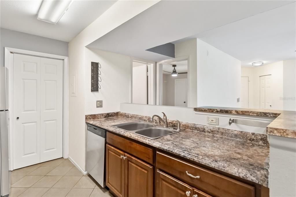 На продажу: $225,000 (2 спален, 2 ванн, 937 Квадратных фут)