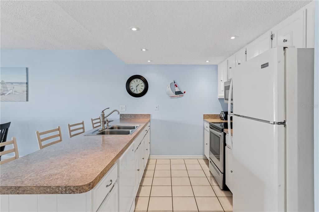 For Sale: $625,000 (2 beds, 2 baths, 1008 Square Feet)