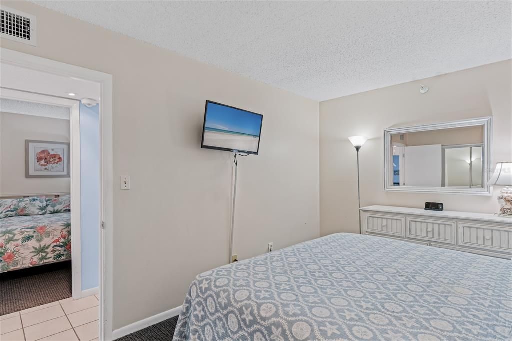 For Sale: $625,000 (2 beds, 2 baths, 1008 Square Feet)