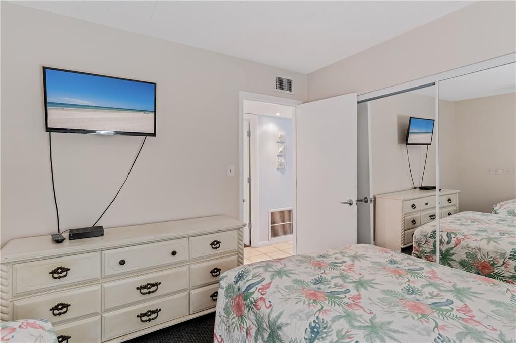 For Sale: $625,000 (2 beds, 2 baths, 1008 Square Feet)