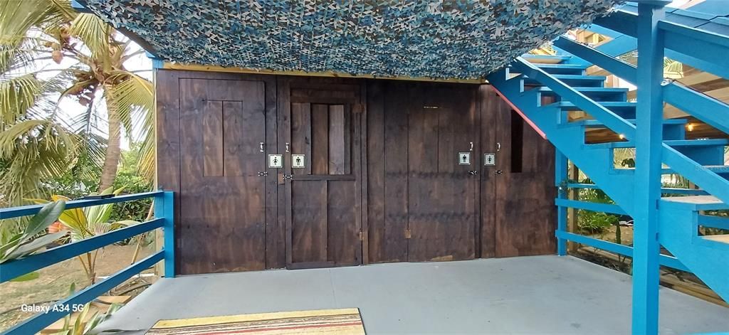 For Sale: $299,900 (3 beds, 5 baths, 1400 Square Feet)