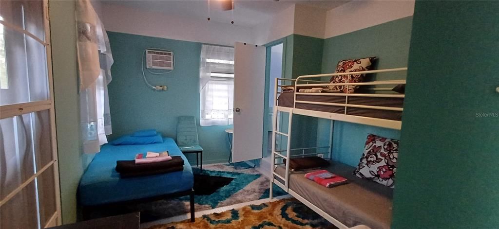 For Sale: $299,900 (3 beds, 5 baths, 1400 Square Feet)