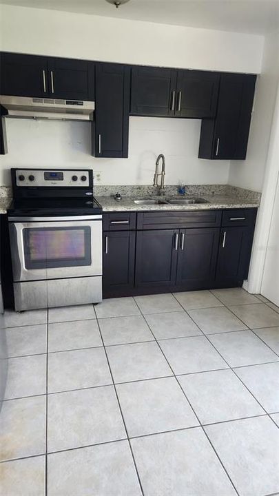 待售: $349,900 (4 贝兹, 0 浴室, 837 平方英尺)