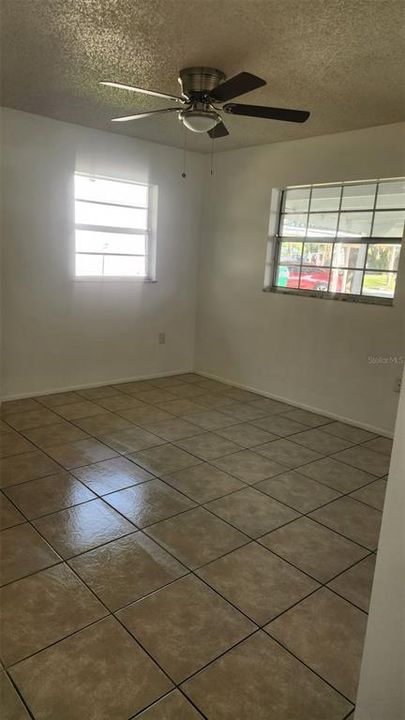 待售: $349,900 (4 贝兹, 0 浴室, 837 平方英尺)