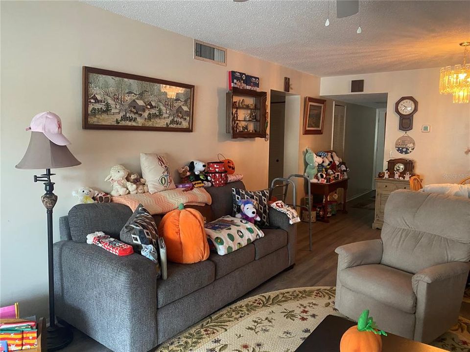 待售: $110,000 (2 贝兹, 2 浴室, 1030 平方英尺)