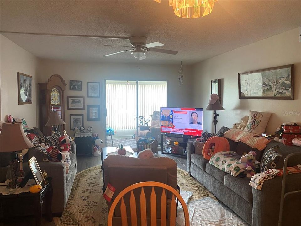 待售: $110,000 (2 贝兹, 2 浴室, 1030 平方英尺)