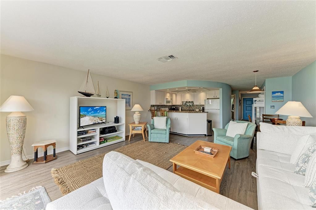 待售: $385,000 (1 贝兹, 1 浴室, 888 平方英尺)