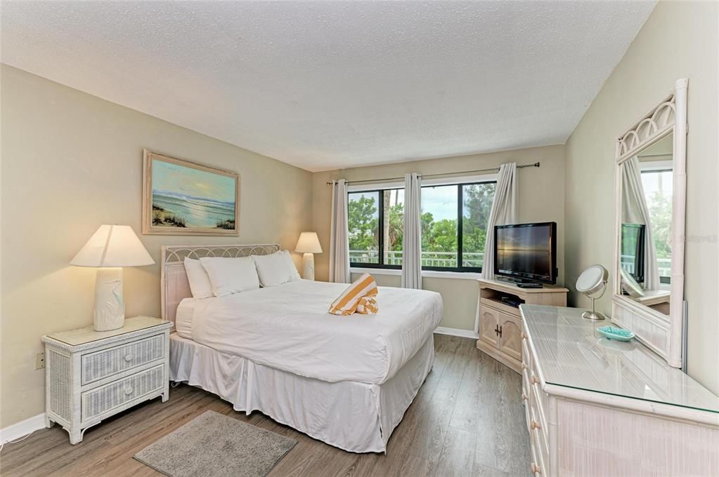 待售: $385,000 (1 贝兹, 1 浴室, 888 平方英尺)