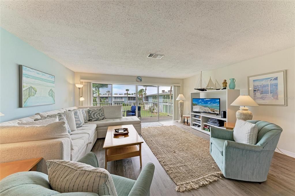 待售: $385,000 (1 贝兹, 1 浴室, 888 平方英尺)