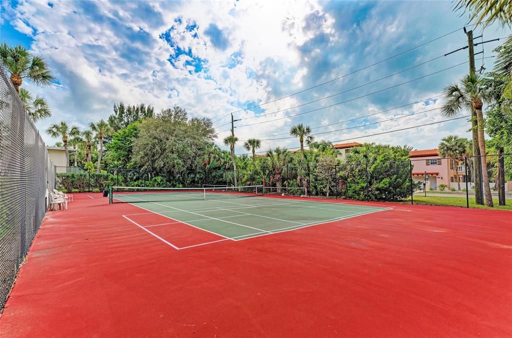 待售: $385,000 (1 贝兹, 1 浴室, 888 平方英尺)