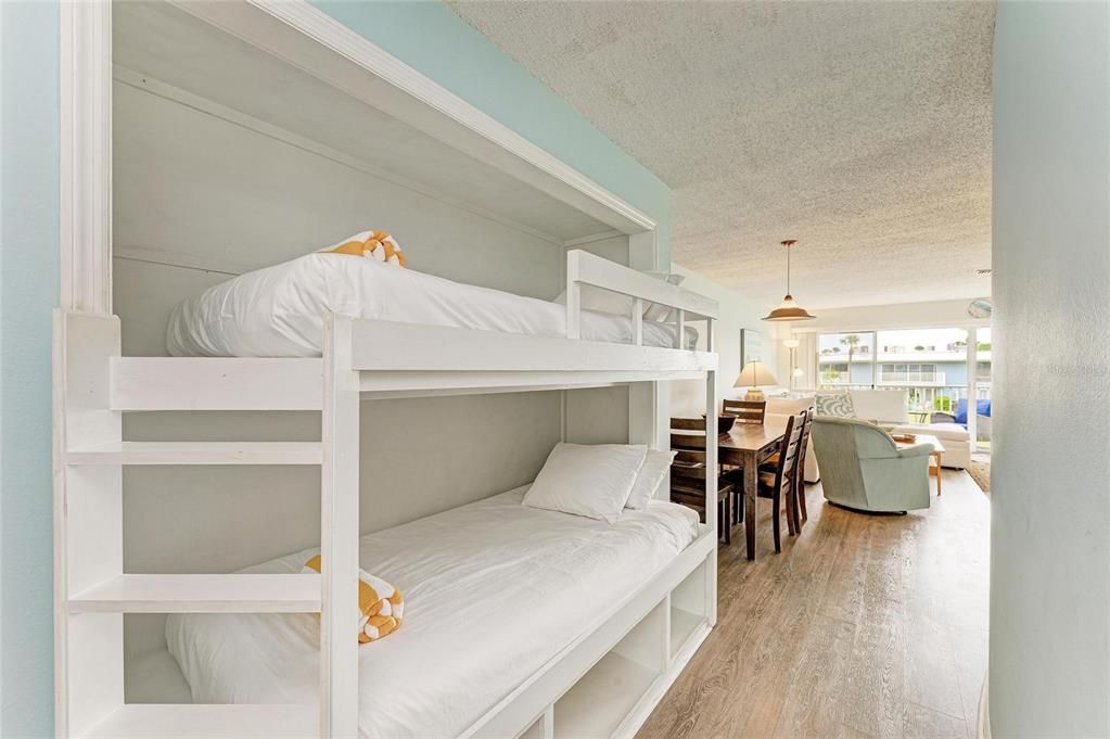 待售: $385,000 (1 贝兹, 1 浴室, 888 平方英尺)