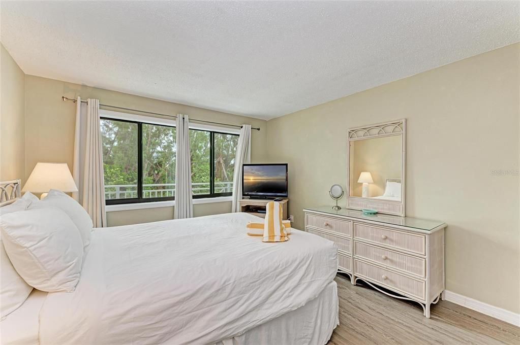 待售: $385,000 (1 贝兹, 1 浴室, 888 平方英尺)