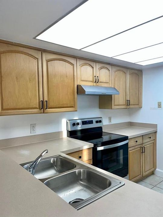 Под контрактом: $1,250 (1 спален, 1 ванн, 758 Квадратных фут)