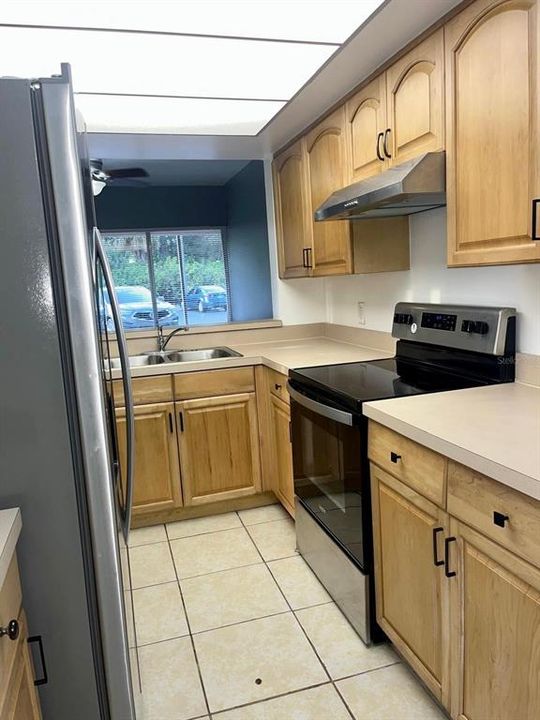 Под контрактом: $1,250 (1 спален, 1 ванн, 758 Квадратных фут)