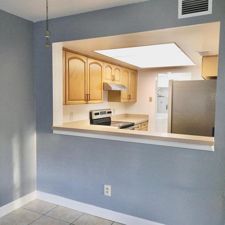 Под контрактом: $1,250 (1 спален, 1 ванн, 758 Квадратных фут)