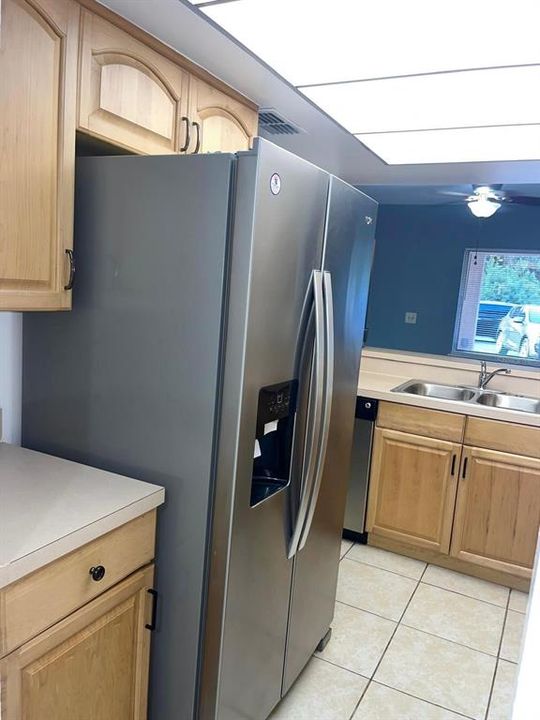 Под контрактом: $1,250 (1 спален, 1 ванн, 758 Квадратных фут)