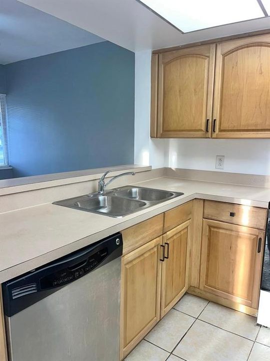 Под контрактом: $1,250 (1 спален, 1 ванн, 758 Квадратных фут)