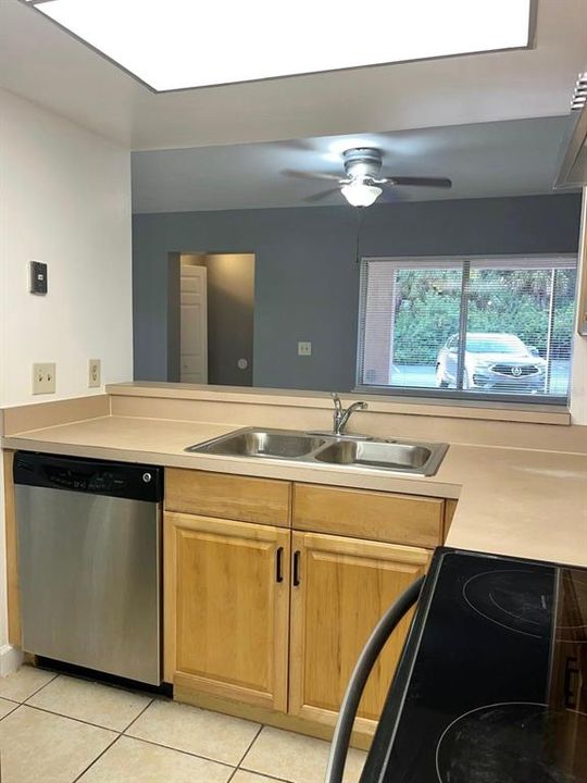 Под контрактом: $1,250 (1 спален, 1 ванн, 758 Квадратных фут)