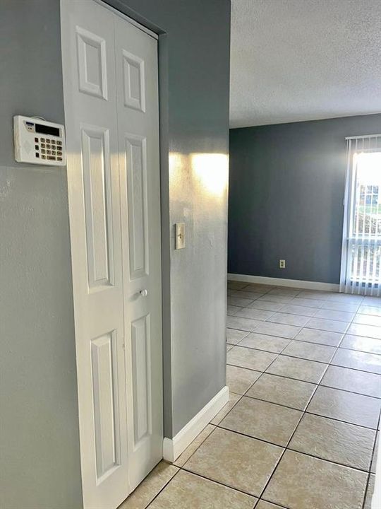 Под контрактом: $1,250 (1 спален, 1 ванн, 758 Квадратных фут)