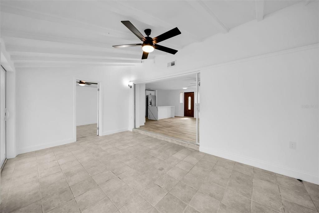 Activo con contrato: $275,000 (3 camas, 2 baños, 1547 Pies cuadrados)