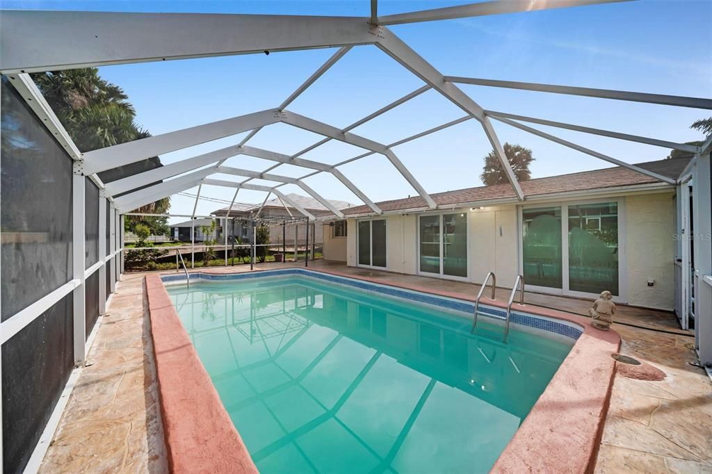 Activo con contrato: $275,000 (3 camas, 2 baños, 1547 Pies cuadrados)