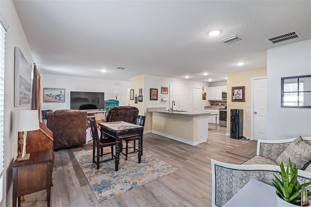 Activo con contrato: $274,900 (3 camas, 2 baños, 1285 Pies cuadrados)