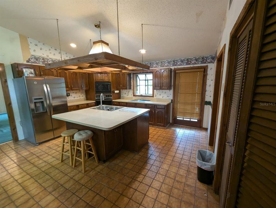 Под контрактом: $435,000 (3 спален, 3 ванн, 2428 Квадратных фут)