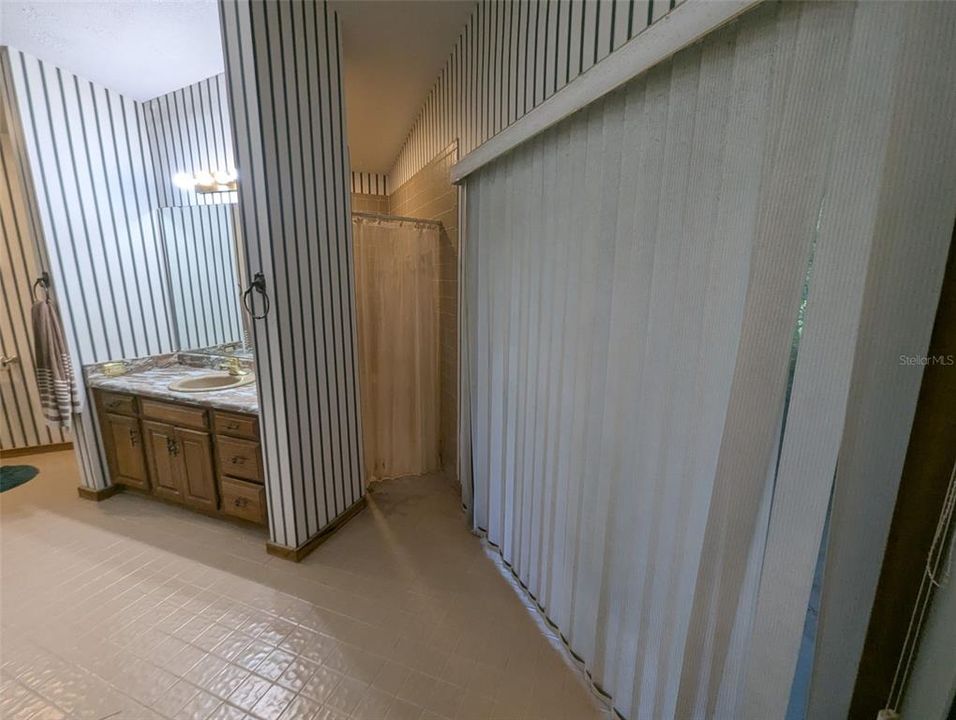 Под контрактом: $435,000 (3 спален, 3 ванн, 2428 Квадратных фут)