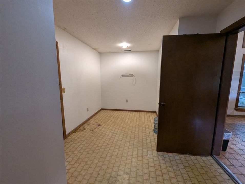 Под контрактом: $435,000 (3 спален, 3 ванн, 2428 Квадратных фут)