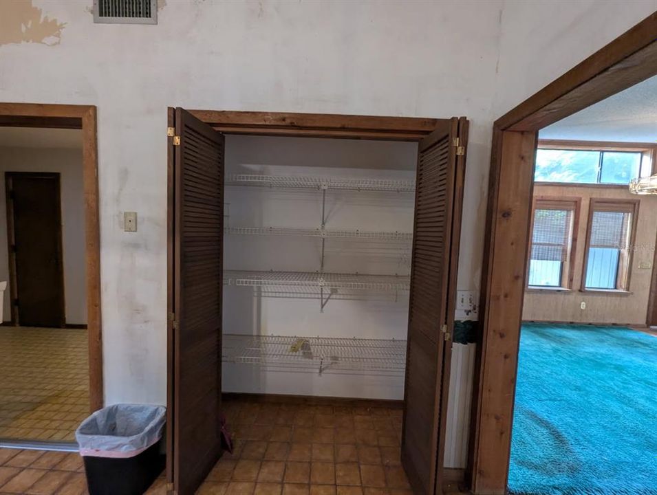 Под контрактом: $435,000 (3 спален, 3 ванн, 2428 Квадратных фут)