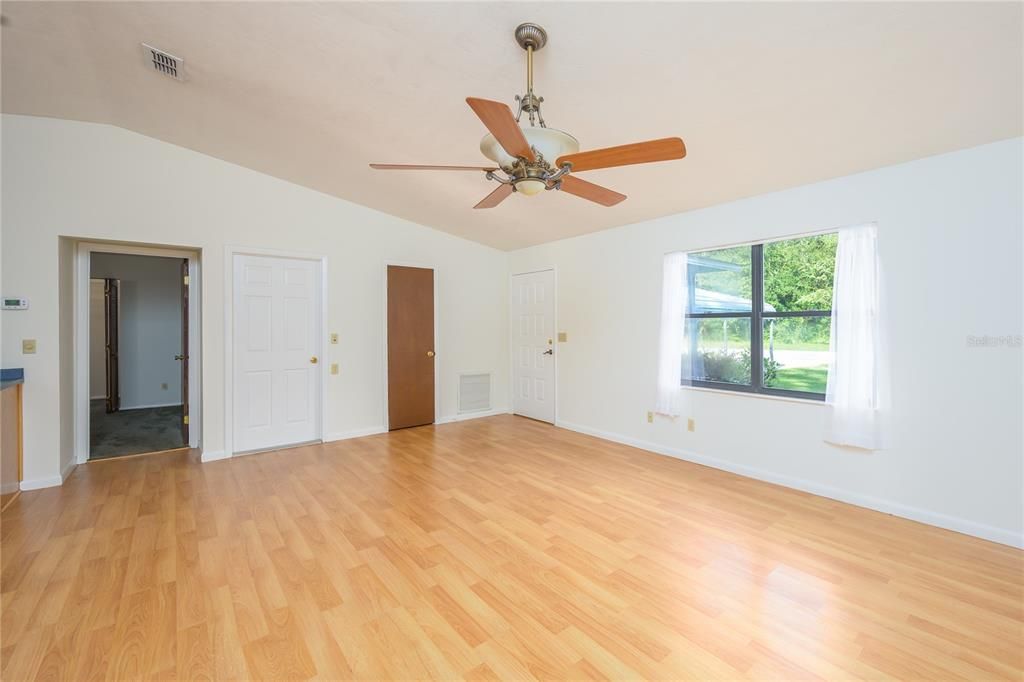 Active With Contract: $230,000 (4 beds, 2 baths, 1384 Square Feet)