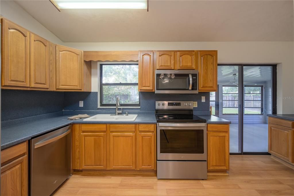 Active With Contract: $230,000 (4 beds, 2 baths, 1384 Square Feet)