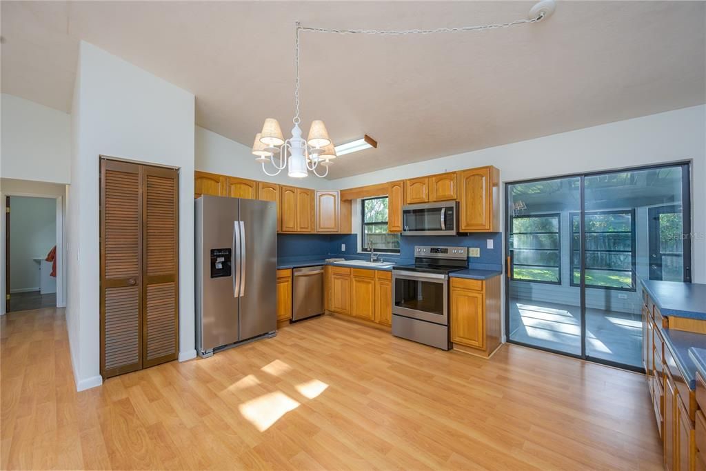 Active With Contract: $230,000 (4 beds, 2 baths, 1384 Square Feet)