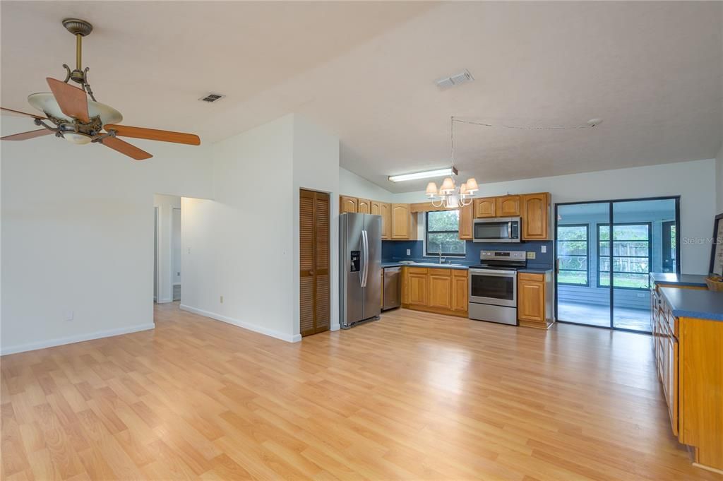 Active With Contract: $230,000 (4 beds, 2 baths, 1384 Square Feet)