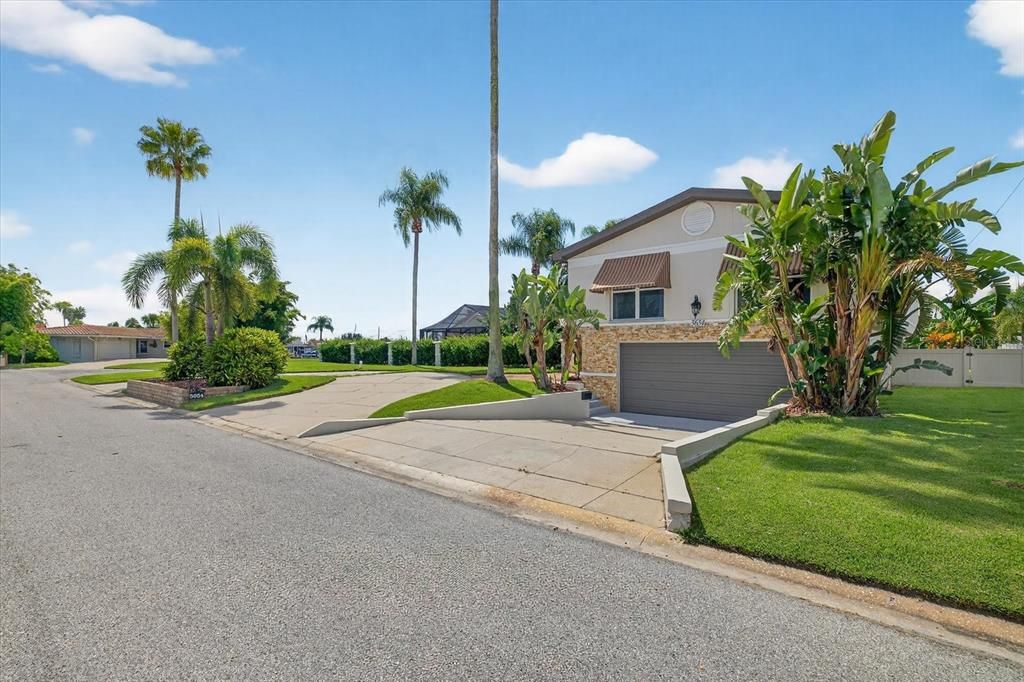 For Sale: $955,000 (4 beds, 3 baths, 2412 Square Feet)