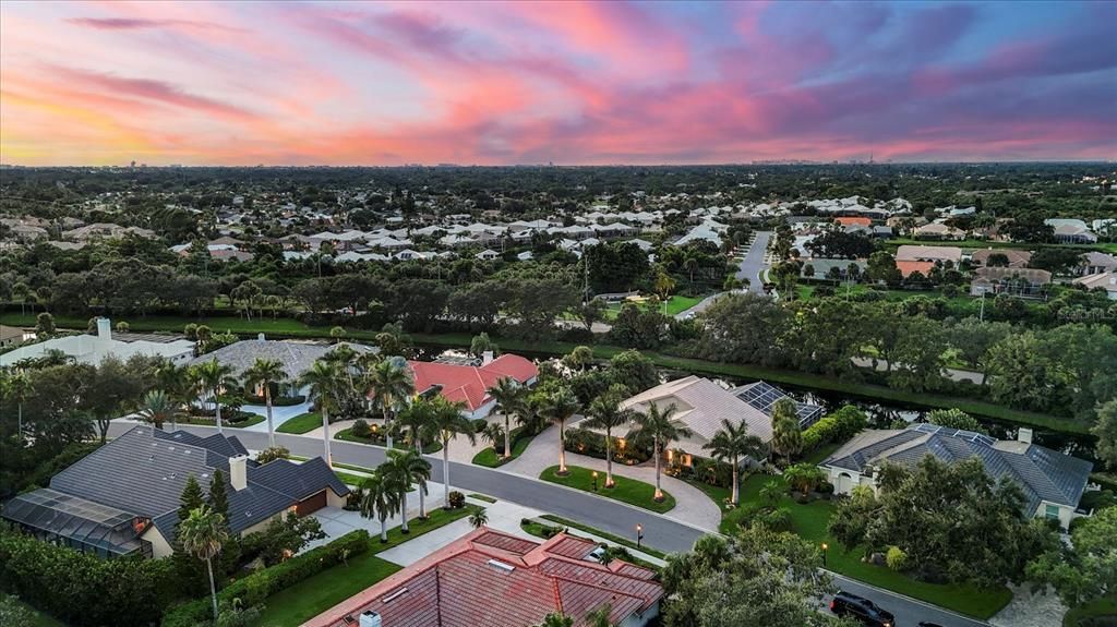 Под контрактом: $1,600,000 (4 спален, 3 ванн, 3669 Квадратных фут)