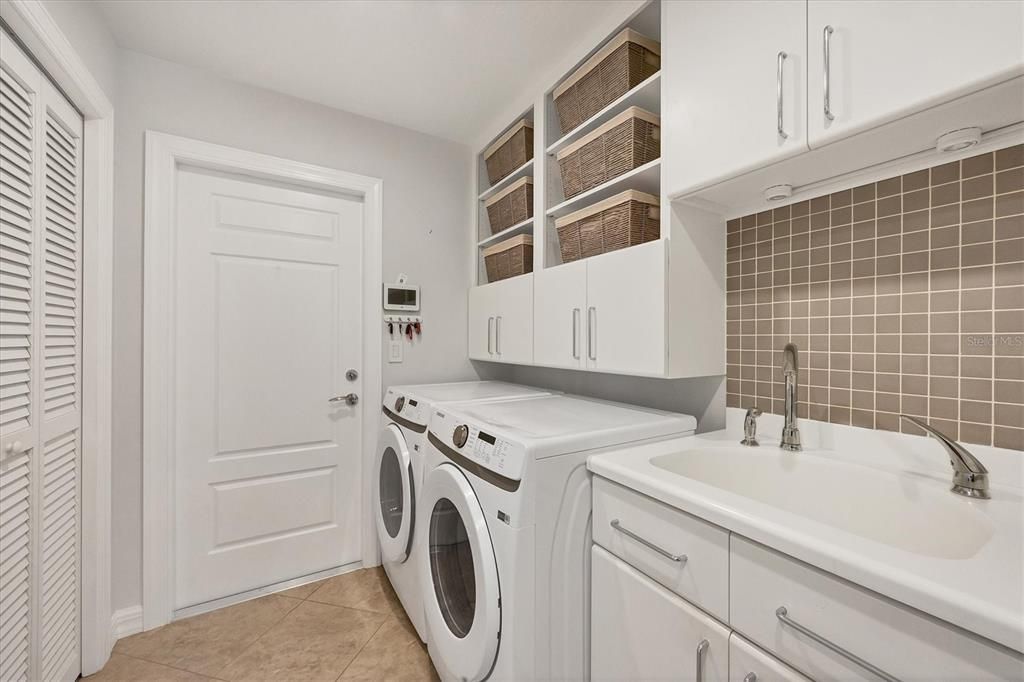 Под контрактом: $1,600,000 (4 спален, 3 ванн, 3669 Квадратных фут)