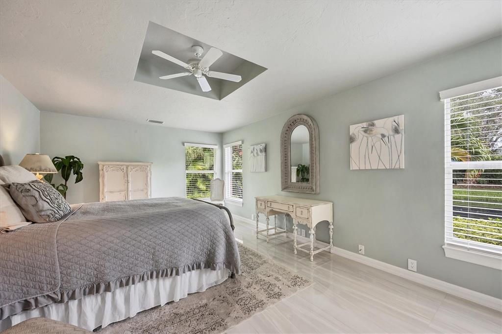 Под контрактом: $1,600,000 (4 спален, 3 ванн, 3669 Квадратных фут)