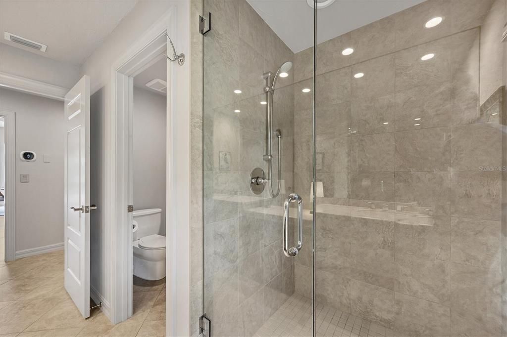 Под контрактом: $1,600,000 (4 спален, 3 ванн, 3669 Квадратных фут)