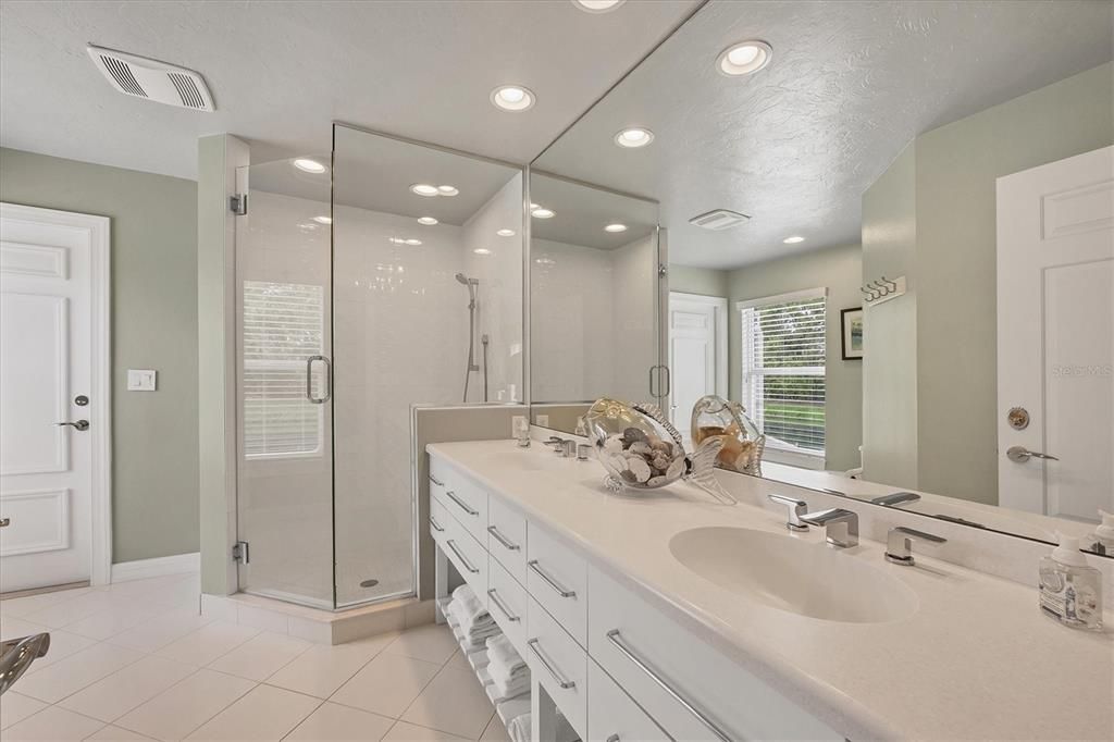 Под контрактом: $1,600,000 (4 спален, 3 ванн, 3669 Квадратных фут)